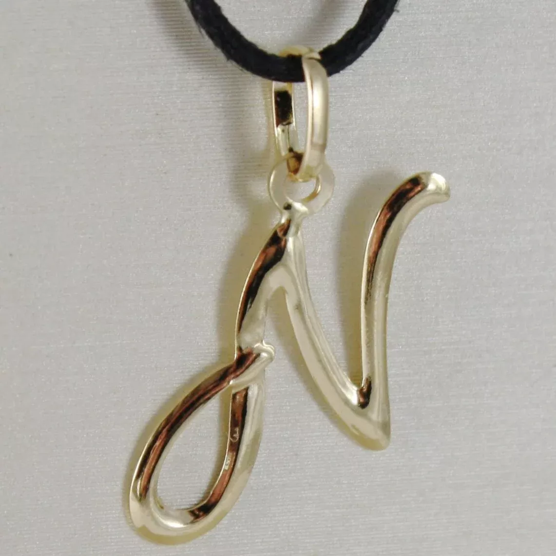 18k yellow gold pendant charm initial letter N, slightly rounded slab 18mm