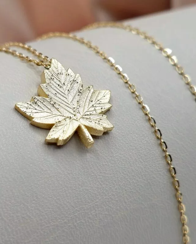 Solid 18K Gold Canada Maple Leaf Pendant Cable Chain Necklace
